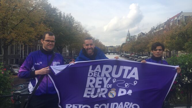 Antonio Bendala, Luis Flores y José Carlos Galván posan con la bandera de la Ruta del Rey de Europa.