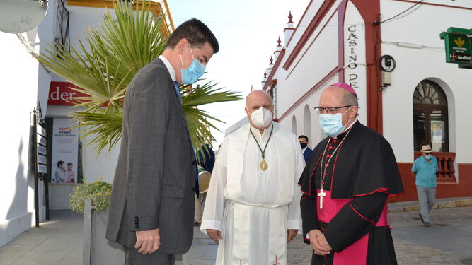 El presidente de la Hermandad Matriz de Almonte, Santiago Padilla, saluda al Obispo de Huelva.