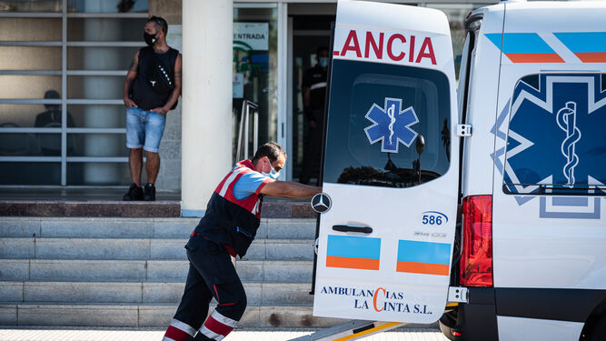 Un sanitario abre una ambulancia en las inmediaciones del Hospital Juan Ramón Jiménez.