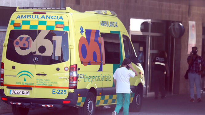 Una ambulancia en las inmediaciones del Hospital Juan Ramón Jiménez.