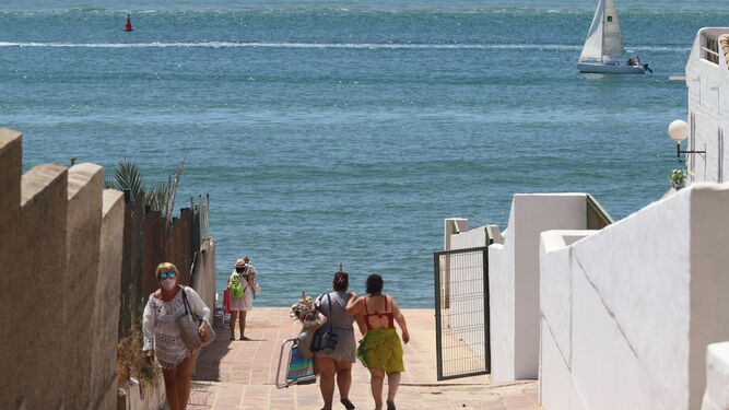 Bajada hasta la playa de El Portil en una tarde de este verano.