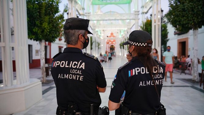 Dos agentes de la Policía Local de Almonte, bajo la catedral efímera.