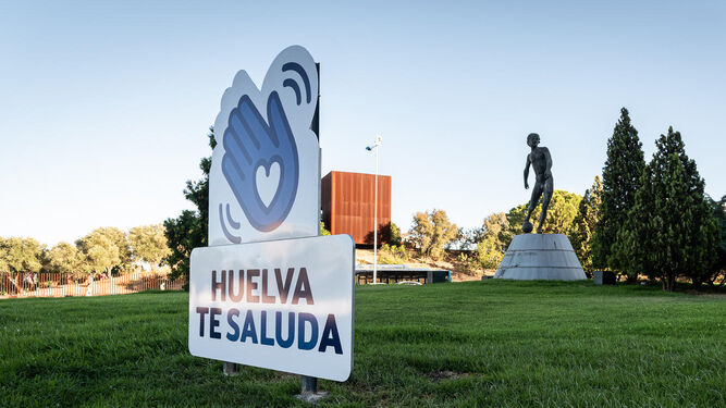 Uno de los carteles de la campaña ‘Huelva te saluda’ ubicado a la entrada de la ciudad, en la Avenida de Andalucía.