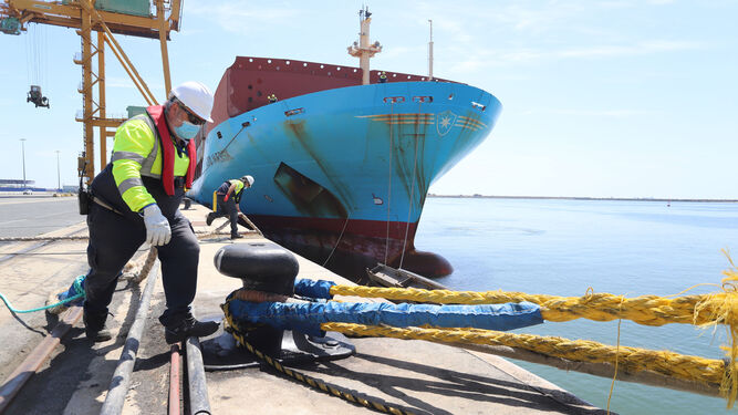 Labores de amarre del buque de Maersk poco después de las 14:00 de ayer en el Muelle Sur del Puerto de Huelva.