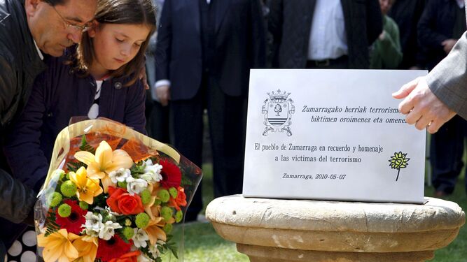 La hija de Manuel Indiano, durante el décimo aniversario de su asesinato, en 2010.