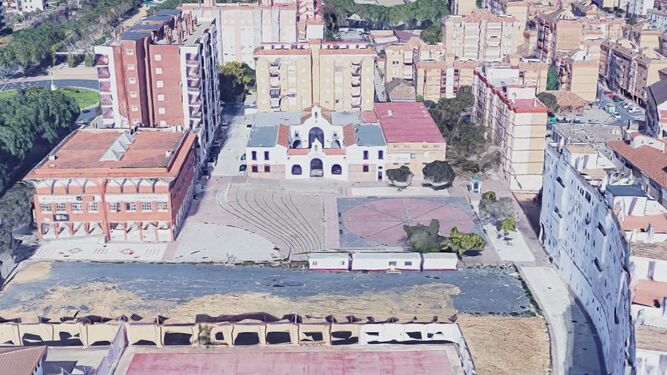 Vista aérea de la plaza Paco Toronjo, ante la Casa de la Hermandad del Rocío de Huelva, en cuya plataforma cuadrada se instalará el mercado provisional para los detallistas de San Sebastián.