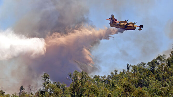 Uno de los aviones del Infoca en tareas de extinción de las llamas.