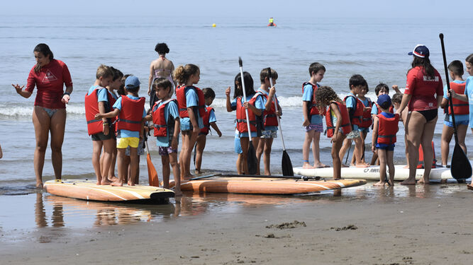 Los pequeños participantes en las actividades de la Global Surf School.