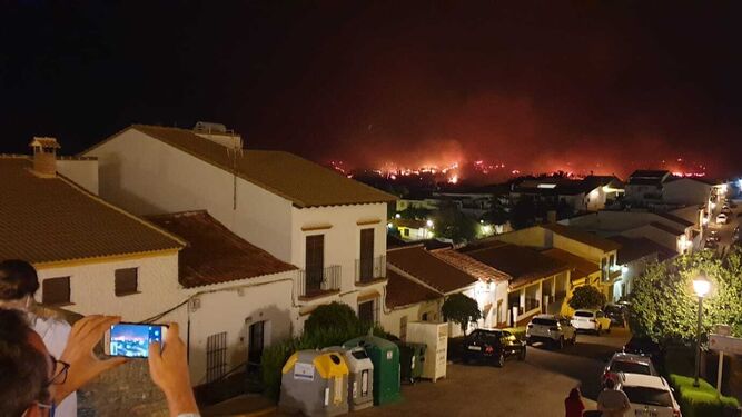 Panorámica de Zalamea, con las llamas acercándose a la localidad anoche.