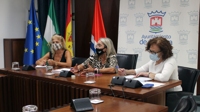 Josefa González Bayo reunida con directoras de centros de educación infantil del municipio.