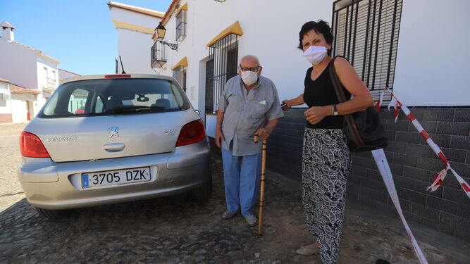 Las im&aacute;genes de los vecinos del El Villar volviendo a sus casas tras estabilizarse el incendio de Almonaster la Real