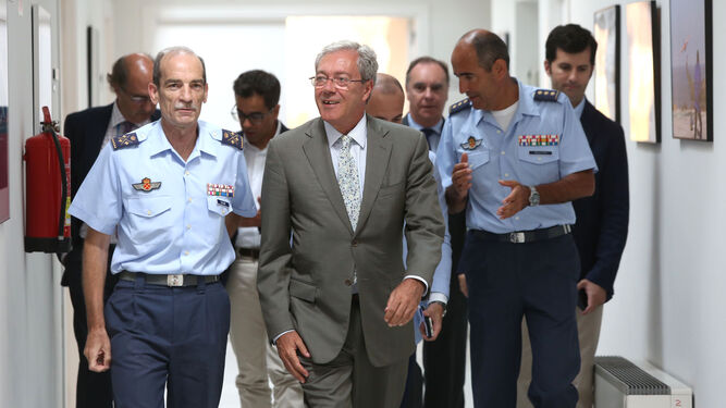 El general Salom y el consejero Rogelio Velasco en una visita de este último a las instalaciones del INTA.