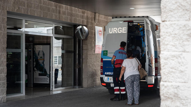 Una ambulancia llega a la puerta de Urgencias del Juan Ramón Jiménez.
