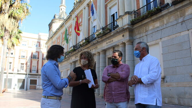 Los integrantes del Grupo Municipal Popular en el Ayuntamiento de Huelva.