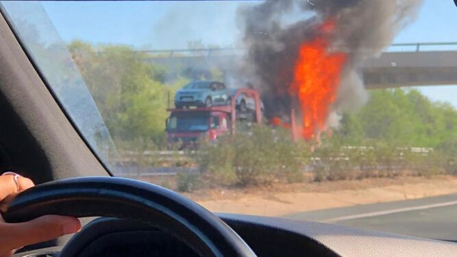 El camión envuelto en llamas.