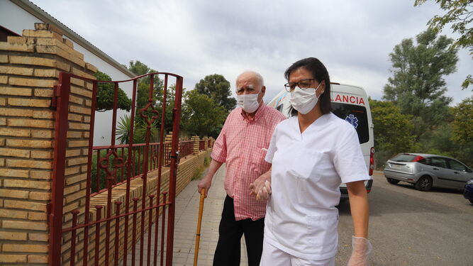 Regreso de uno de los mayores evacuados al geriátrico de La Zarza, el martes 1 de septiembre.