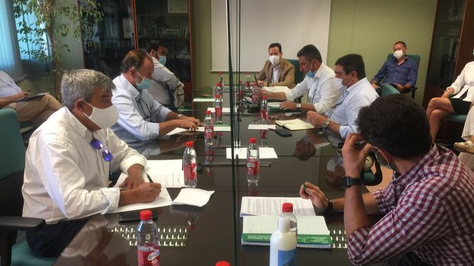 Reunión celebrada por la Junta de Andalucía con los agentes afectados por el incendio.
