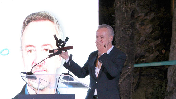 El actor Carlos Hipólito recoge el premio Luis Ciges durante la clausura del sábado pasado en Islantilla.