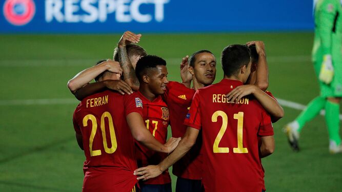 Los jugadores de la selección española felicitan a Ferrán Torres por marcar el cuarto gol ante Ucrania.