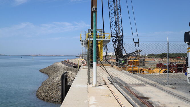 Obras de ampliación de la línea de atraque en el Muelle Sur del Puerto de Huelva.