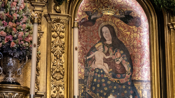 Detalles de la Virgen de La Cinta en su santuario