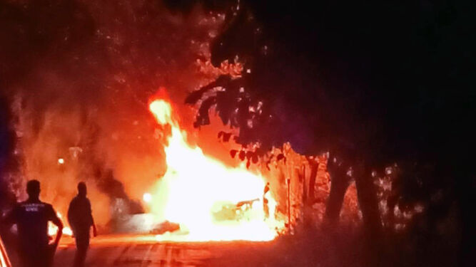 El vehículo fue abandonado envuelto en llamas en mitad de la vía verde