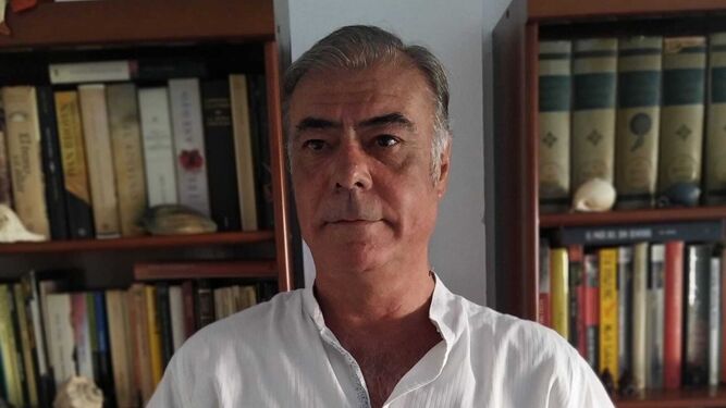 J. M. Santón con su novela ‘El País del Sin Sentido’.