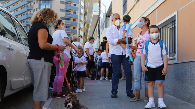 Las im&aacute;genes de la salida de los colegios tras finalizar el primer d&iacute;a de clase en Huelva