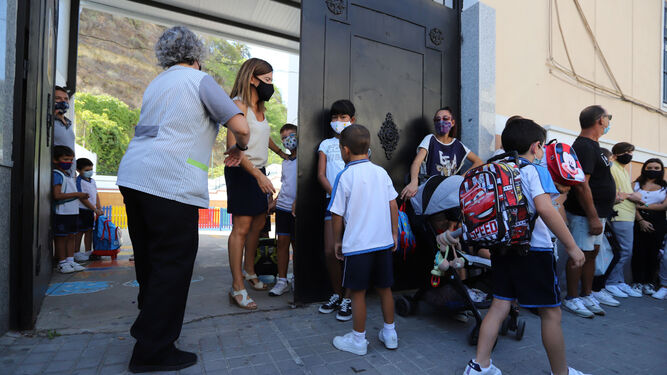 Las im&aacute;genes de la salida de los colegios tras finalizar el primer d&iacute;a de clase en Huelva