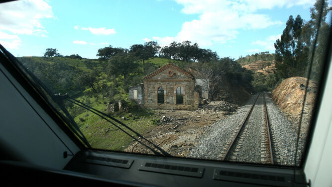 Tren circulando por la línea Huelva-Zafra.