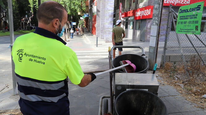 Uno de los 145 empleados de la limpieza en Huelva.