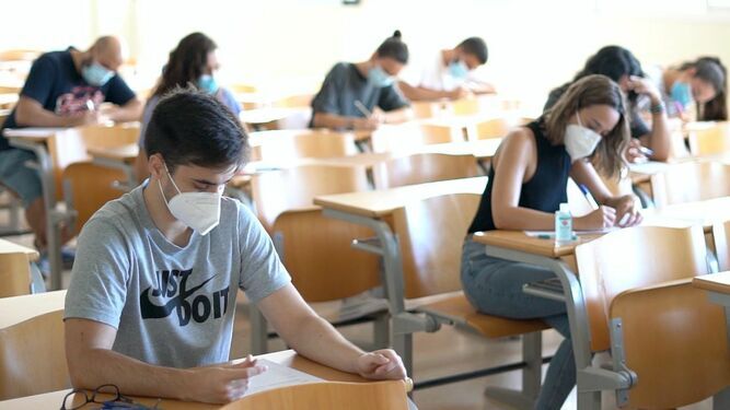 Estudiantes realizan exámenes en la UHU.
