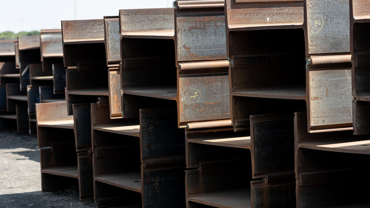 las grandes piezas de acero, de 33 metros y 32 toneladas, que forman las tablestacas.
