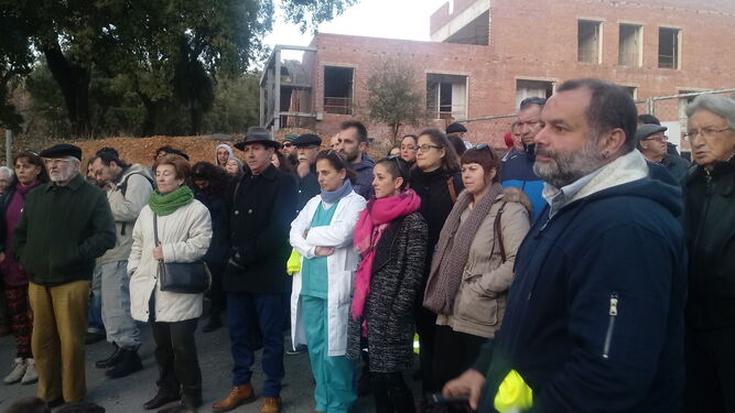 El líder de IU en la provincia, Rafael Sánchez Rufo, en una concentración para el reinicio de las obras.