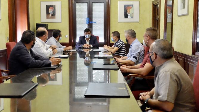 Reunión del alcalde con los representantes vecinales y del taxi onubense.