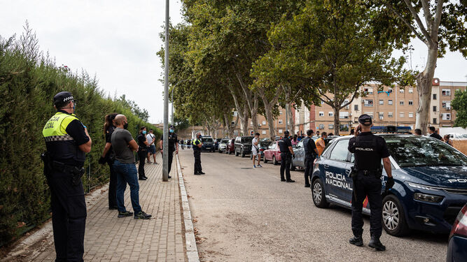 Agentes de la Policía acordonan la zona donde se produjo la pelea de la barriada del Torrejón.