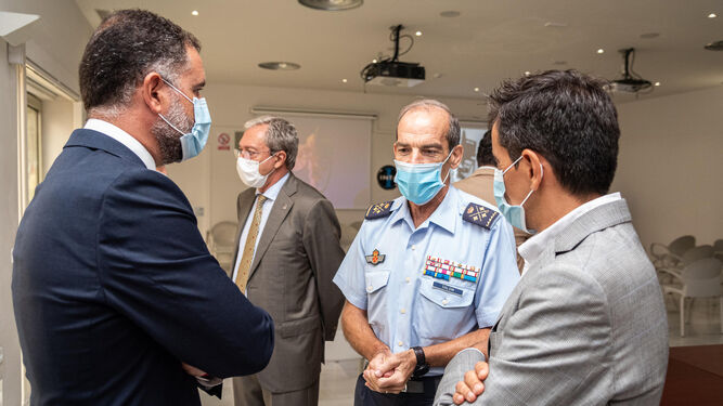 El alcalde de Moguer, Gustavo Cuéllar (i), conversa con el teniente general José María Salom.