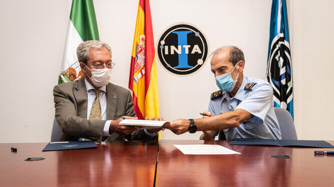 El consejero de Transformación Económica, Rogelio Velasco, y el director general del INTA, el teniente general José María Salom, en el acto de la firma.