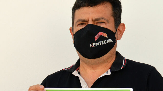 El concejal san Juanito Tomás Domínguez posa con el cartel de la Semana Europea de la Movilidad 2020.