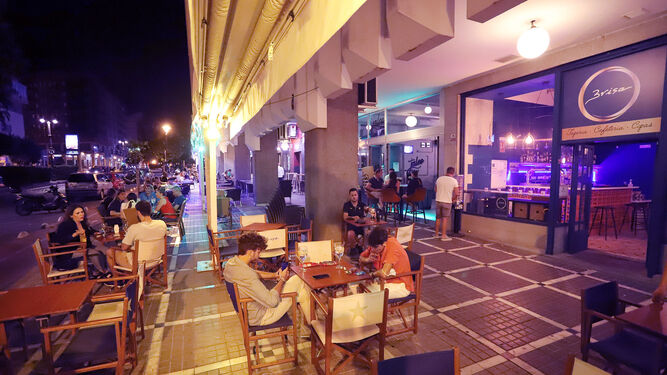Terraza de un bar en la avenida Pablo Rada de la capital onubense.