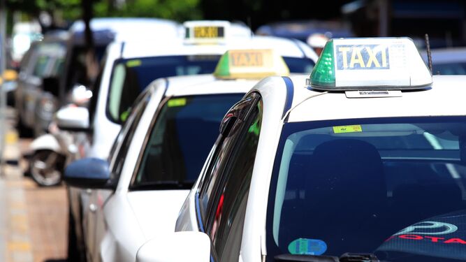 Varios taxis están detenidos en una parada de la capital onubense.