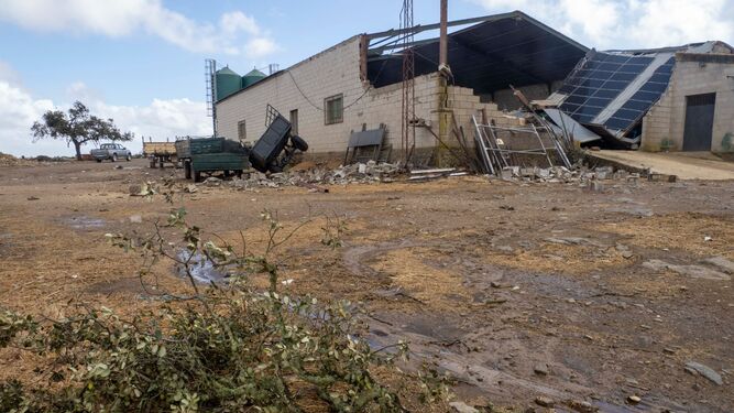 Im&aacute;genes de los destrozos provocados por un tornado en Villanueva de los Castillejos