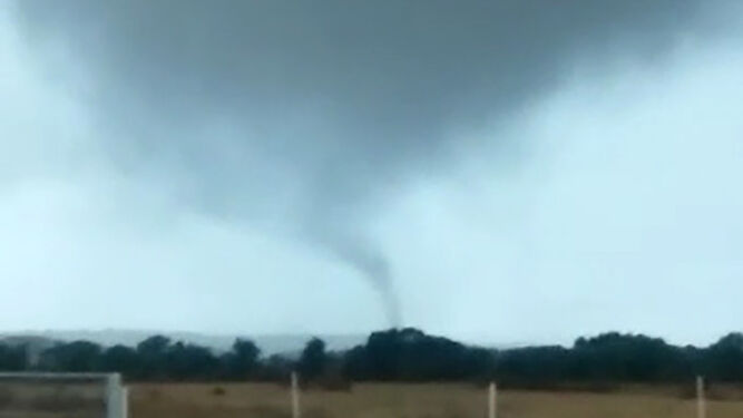 El tornado ha arrasado todo lo que ha encontrado a su paso en varias fincas del sur de Castillejos