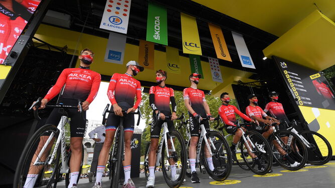 Los integrantes del Arkea-Samsic, con mascarilla, antes de iniciar la novena etapa del Tour de Francia.