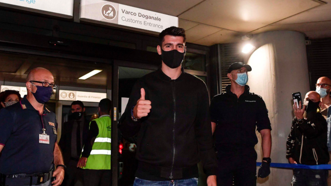 Morata llega al aeropuerto de Turín.