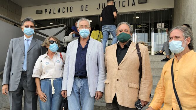 Aurelio González, en el centro, ayer, con compañeros de la asociación que componen una de las directivas en pugna.