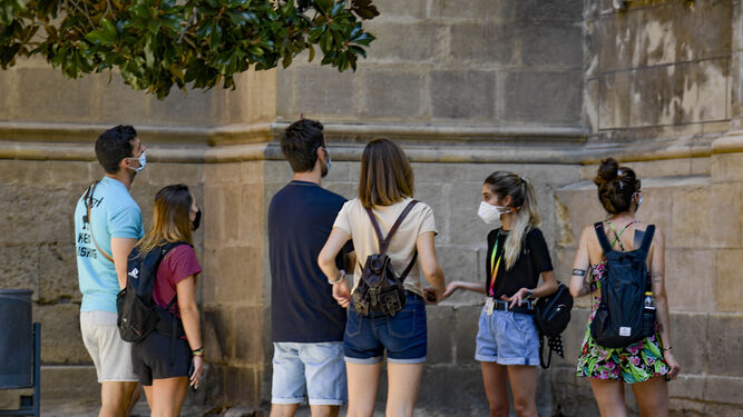 Turistas en agosto en el centro de Granada