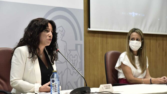 La consejera Rocío Ruiz junto con la delegada del Gobierno andaluz, Bella Verano.