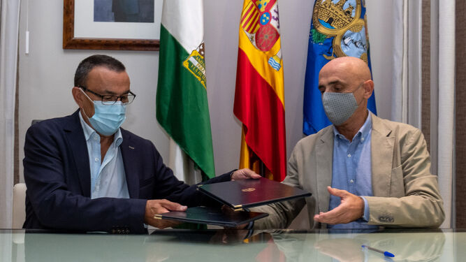 Ignacio Caraballo y Jesús Velasco en la firma del convenio.