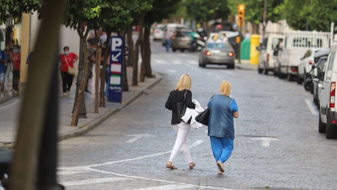Dos personas caminan por las calles del Centro de la capital onubense durante la jornada de ayer.